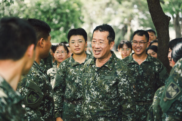 d8306905-1 ▲▼顧立雄14日下午慰問參與災後復原任務的國軍官兵 。(圖/國防部提供)