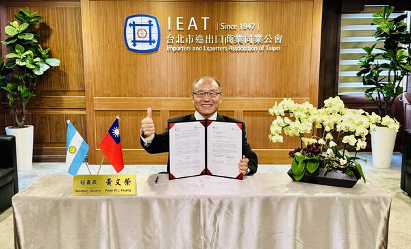 d8320727-1 ▲IEAT秘書長黃文榮完成合作備忘錄簽署儀式。(圖/IEAT提供)