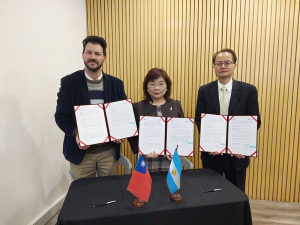 d8320737-1 ▲左起CaCEC執行長Sergio Drucaroff、駐阿根廷代表處大使謝妙宏、駐阿根廷代表處經濟組組長吳志華。(圖/IEAT提供)