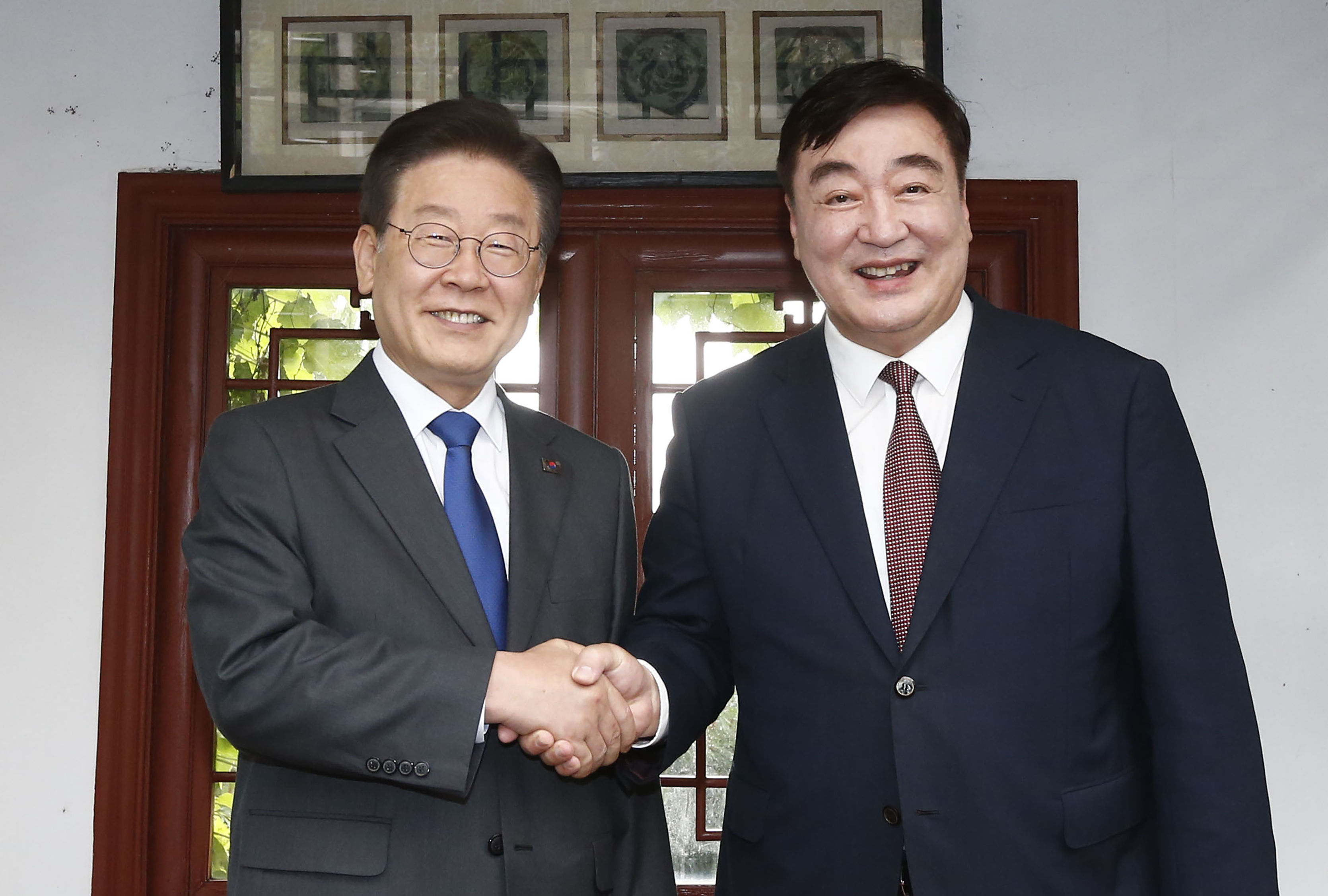 ▲▼南韓共同民主黨黨魁李在明8日下午和中國駐韓大使邢海明進行晚餐餐敘。（圖／達志影像／美聯社）