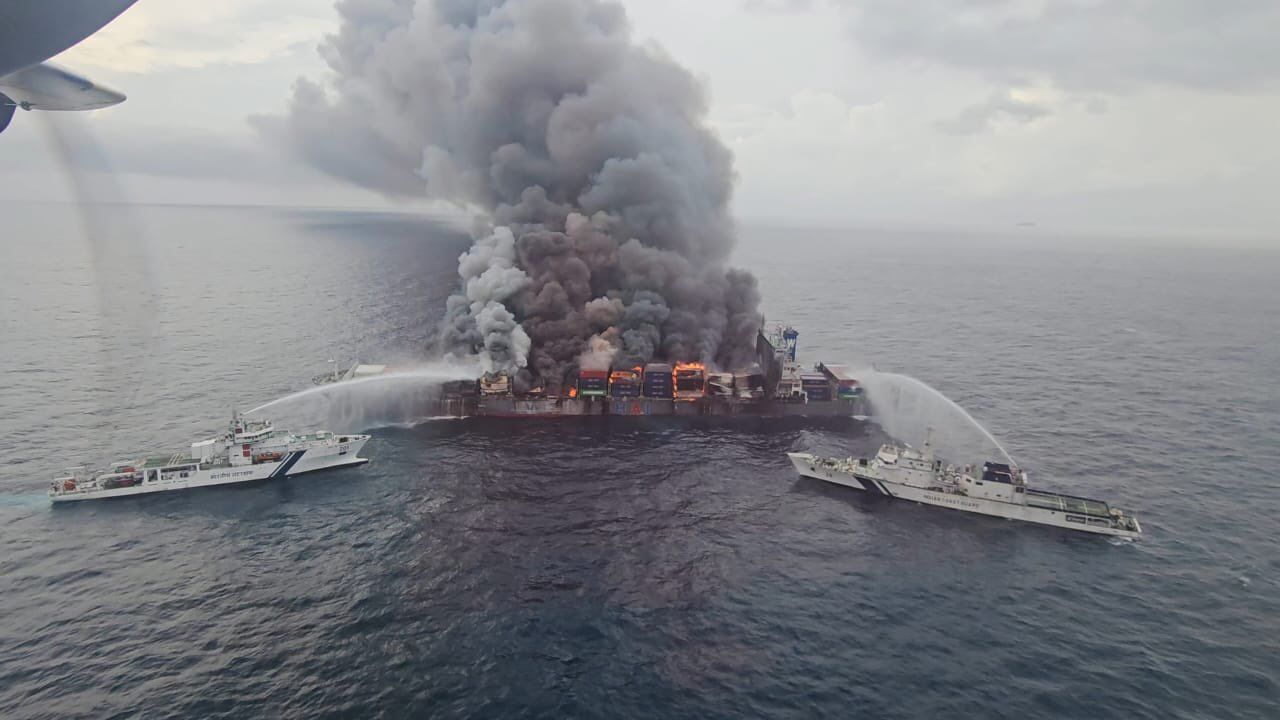 8254855-1 ▲▼ 萬海航運的WAN HAI 503旺春輪10日還在燒。(圖/翻攝自Indian Coast Guard)