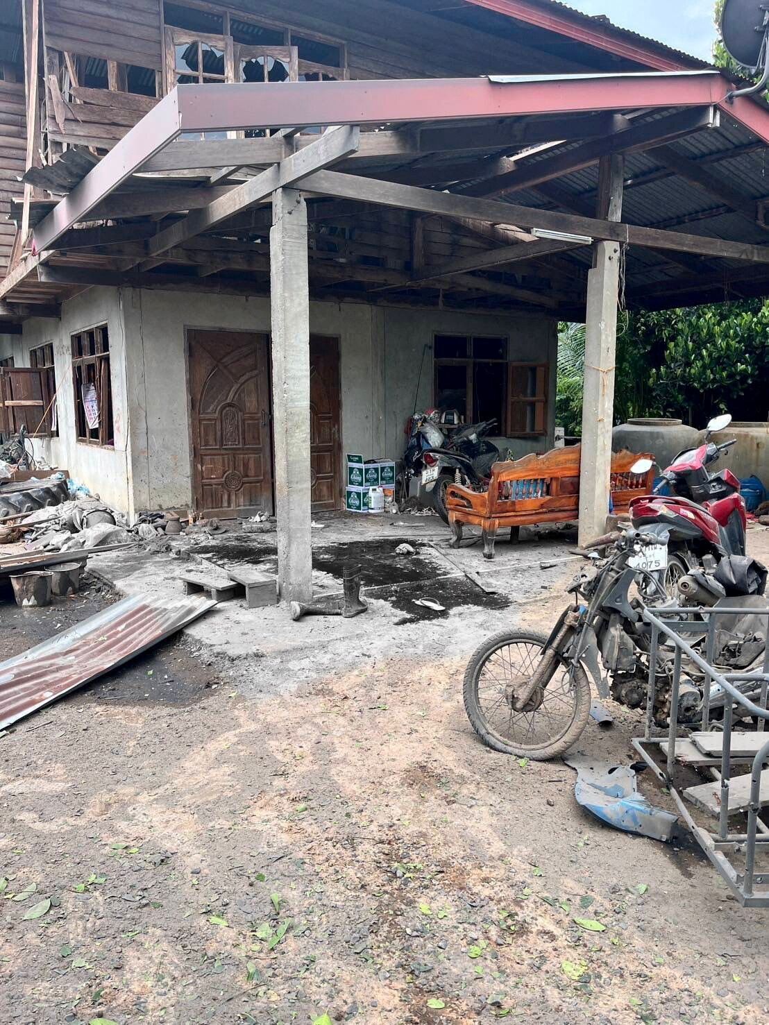 ▲▼泰國素林府一棟房屋遭柬軍發射火箭攻擊，2名平民死亡，現場血跡斑斑，相片已經灰階處理。（圖／路透）