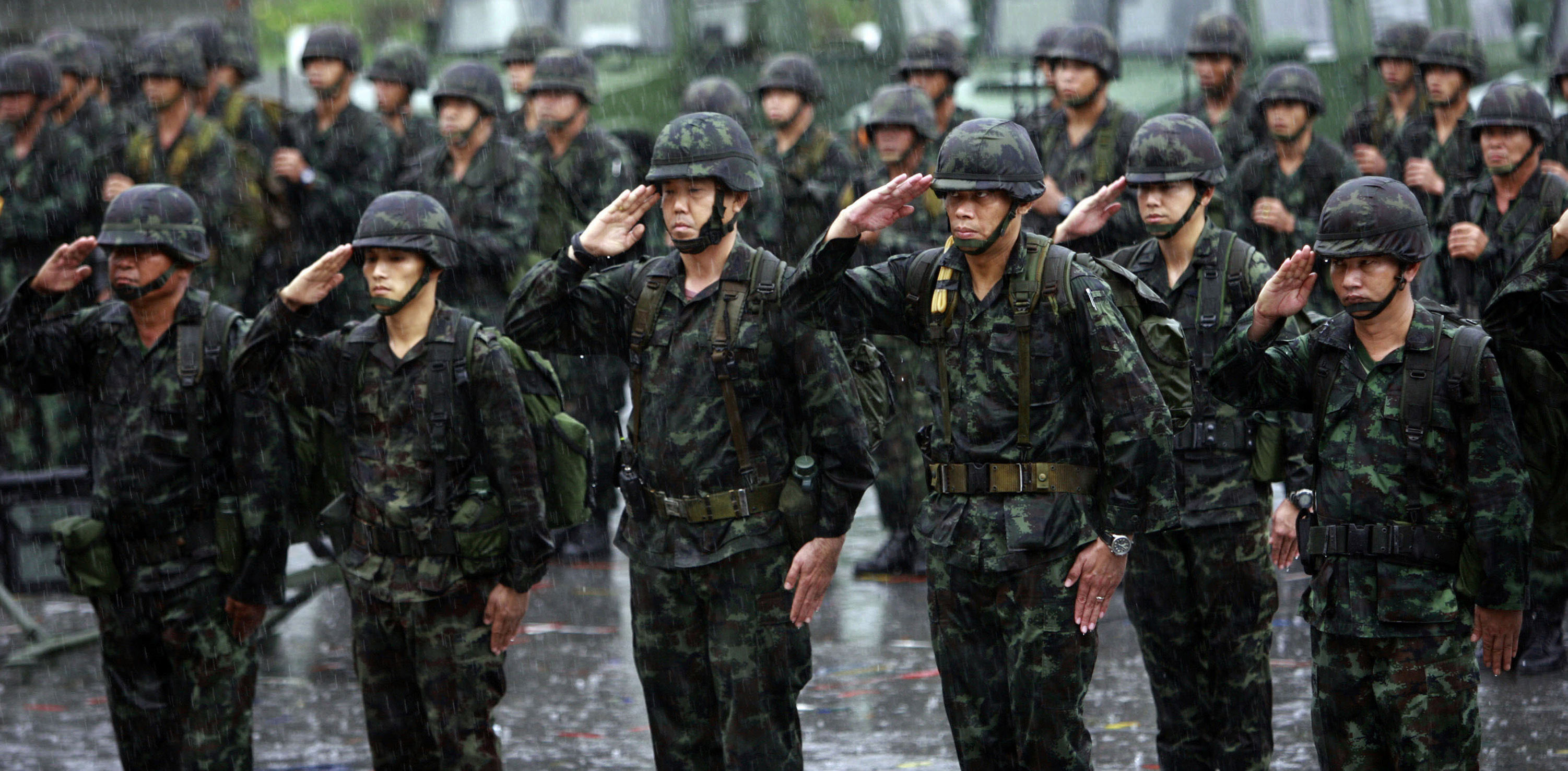8323496-1 ▲▼泰國士兵在曼谷軍營進行跳馬動作訓練。(圖/達志影像/美聯社)