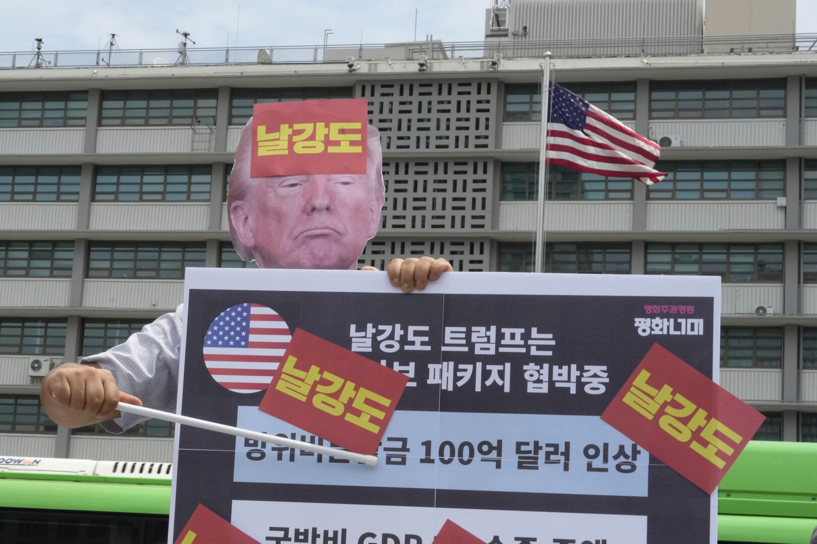 8333047-1 ▲▼針對關稅談判,南韓公民團體30日在美國駐韓大使館前,抗議川普是「巧取豪奪的強盜」。(圖/達志影像/美聯社)