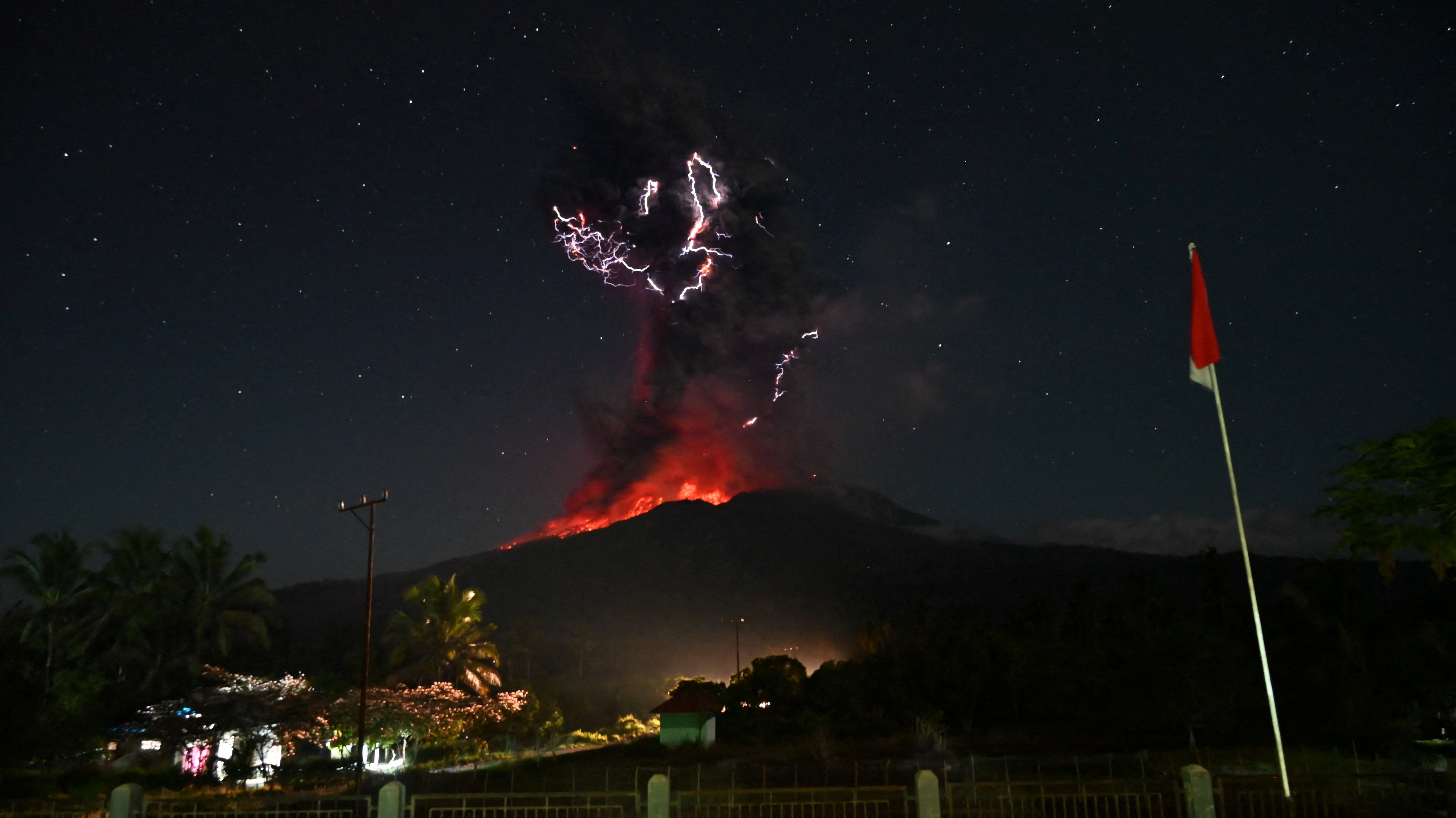 8336784-1 ▲▼ 印尼勒沃托比火山男峰(Mount Lewotobi Laki-Laki)1日晚間噴發。(圖/路透)