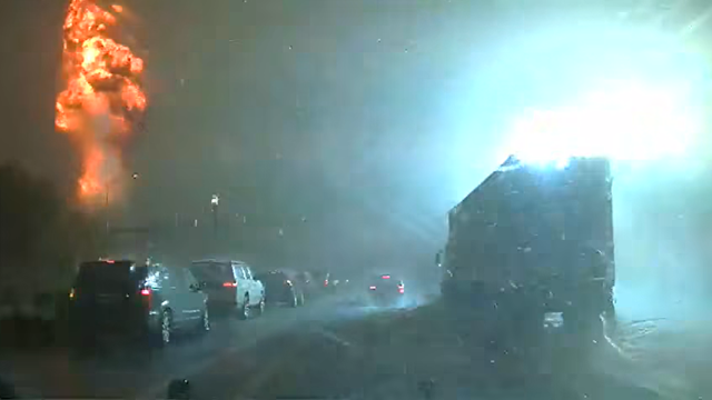 ▲▼     不是電影特效！雷擊瞬間「電光炸裂」噴火球　美警也看傻        。（圖／翻攝臉書Mount Pleasant Police Department）