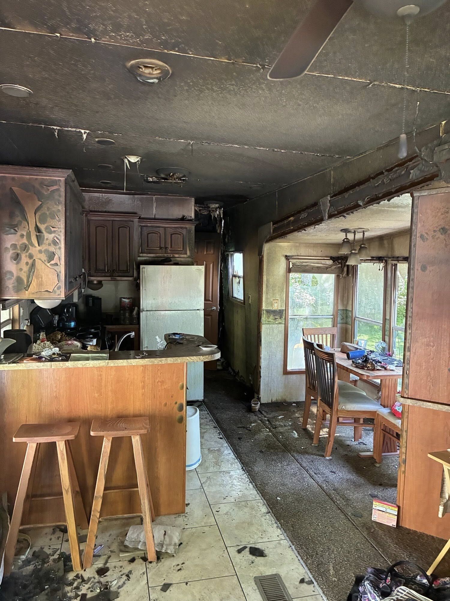 8363407-1 ▲露營車點蠟燭慶生爆炸,兩閨蜜雙亡。(圖/翻攝Maine State Fire Marshal臉書)