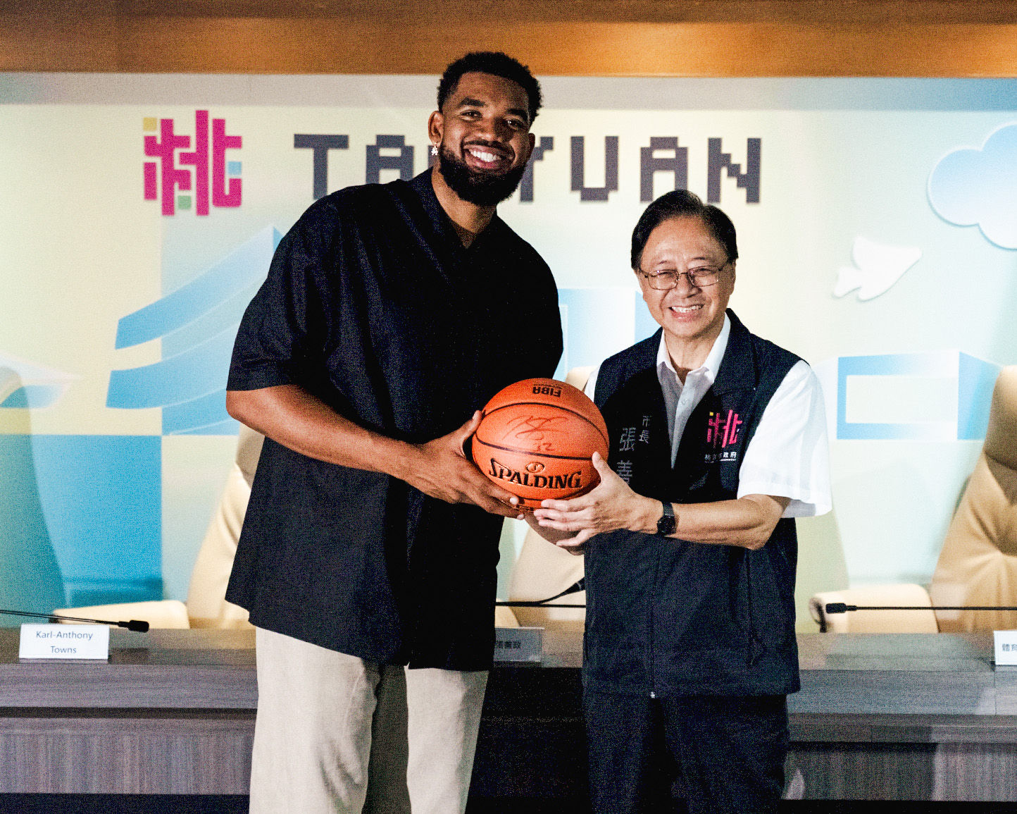 8378199-1 ▲▼NBA明星長人唐斯拜訪桃園市政府,市長張善政熱情接待。(圖/桃園市政府體育局提供)
