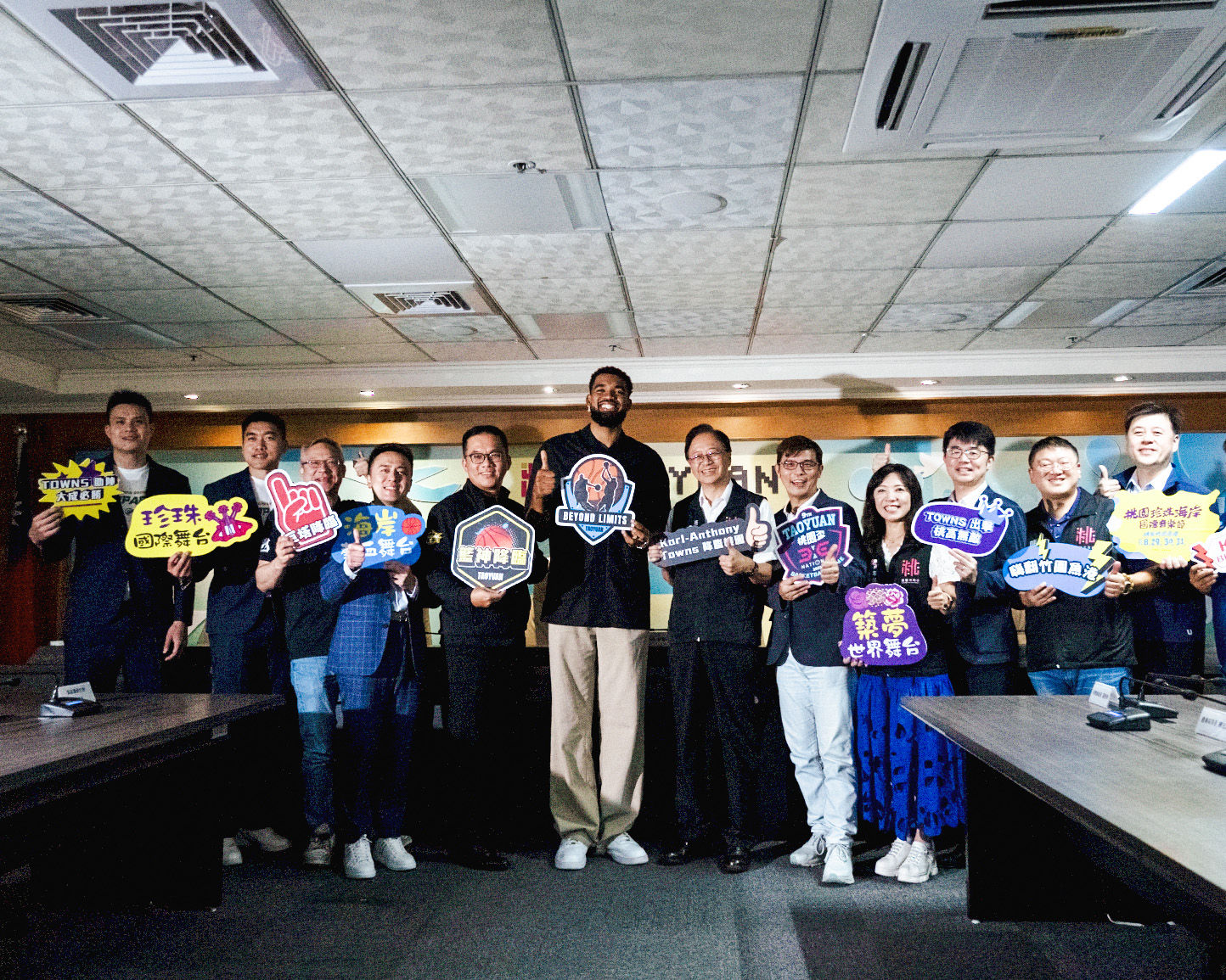 8378200-1 ▲▼NBA明星長人唐斯拜訪桃園市政府,市長張善政熱情接待。(圖/桃園市政府體育局提供)