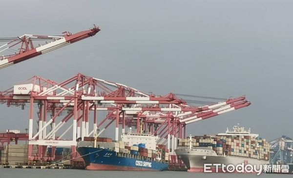 d6218108 ▲中遠海運與東方海外船隻在高雄港裝卸狀況。(圖/記者張佩芬攝)
