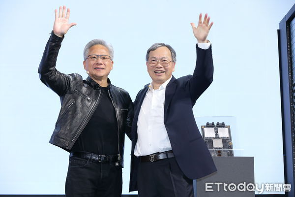 d7685089-1 ▲▼左起:nVidia執行長黃仁勳、超微電腦執行長梁見後。(圖/記者湯興漢攝)