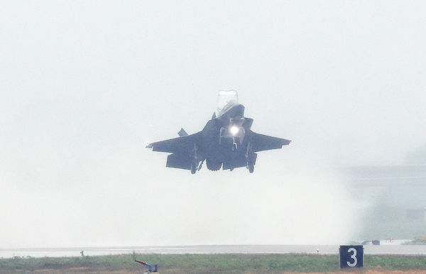 ▲▼駐韓美軍F-35B匿蹤戰機在烏山空軍基地著陸，準備參與2025烏山飛行秀。（圖／達志影像）