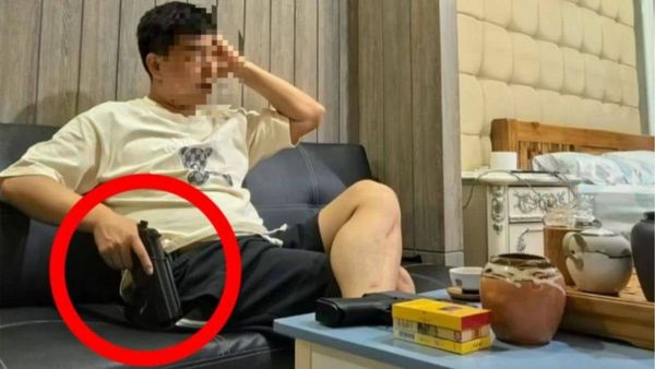 d8300213 47歲的中國籍男子,因高調在社群上曬出槍枝,引起泰國警方注意。(翻攝自臉書บิ๊กเกรียน)