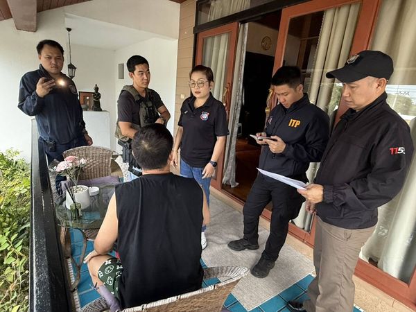 d8300215 想紅想瘋了?中國男持槍拍照PO網炫耀 泰警破門把人抓走