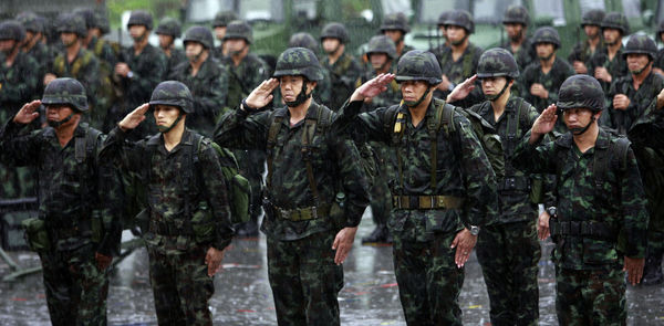 ▲▼泰國士兵在曼谷軍營進行跳馬動作訓練。（圖／達志影像／美聯社）