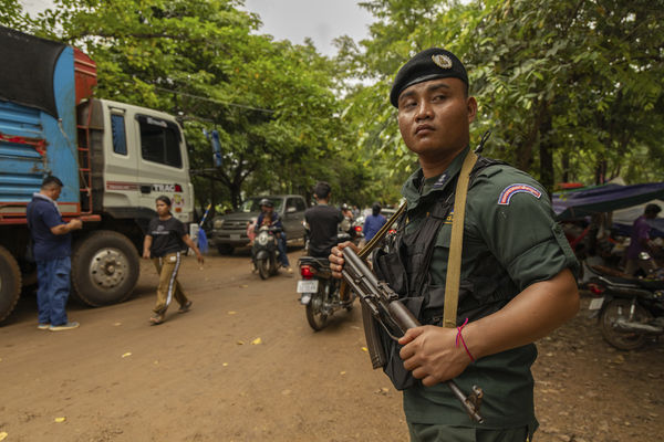d8328053-1 ▲▼柬埔寨國家警察(Cambodian National Police)於柬埔寨奧多棉芷省(Oddar Meanchey)的一處安置營地守衛一輛物資卡車 。(圖/達志影像/美聯社)