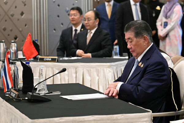 d8328807-1 ▲▼泰柬和談登場,馬來西亞首相安華(中)負責主持。(圖/路透)