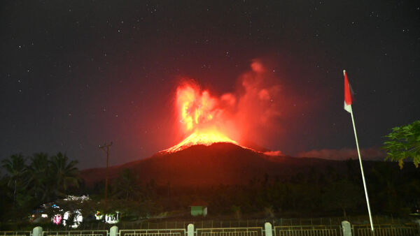 d8336783-1 ▲▼ 印尼勒沃托比火山男峰(Mount Lewotobi Laki-Laki)1日晚間噴發。(圖/路透)