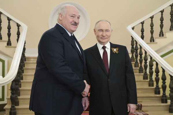 d8336935 ▲▼俄羅斯總統普丁(Vladimir Putin)和白俄總統盧卡申柯(Alexander Lukashenko)。(圖/達志影像/美聯社)