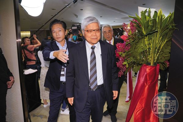 台美20％關稅曝光，比日韓更高，因川普開出的條件，讓台積電董座魏哲家十分為難。