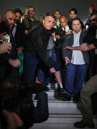 d8339953-1 ▲▼巴西前總統波索納洛(Jair Bolsonaro)佩戴墊子腳鐐。(圖/路透)