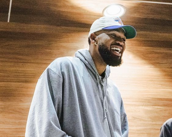 ▲NBA尼克明星中鋒唐斯訪台，為球迷親切簽名合照。（圖／雲豹提供）