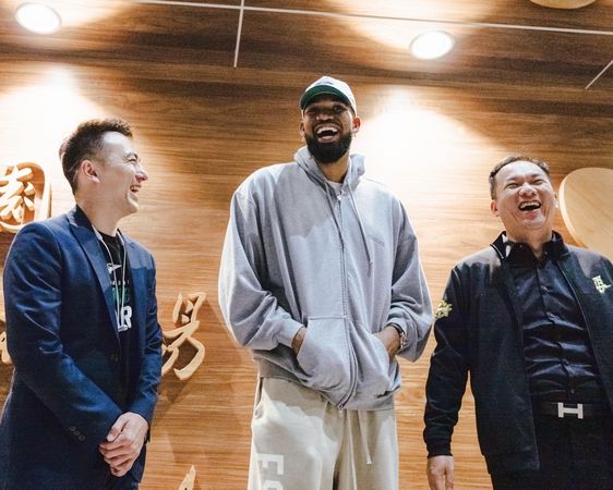 ▲NBA尼克明星中鋒唐斯訪台，為球迷親切簽名合照。（圖／雲豹提供）