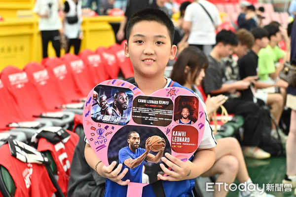 ▲▼雷納德（Kawhi Leonard）與來自TAT及雲豹的頂尖球員同場競技，場邊小球迷帶著自製手板為偶像加油。（圖／記者李毓康攝）