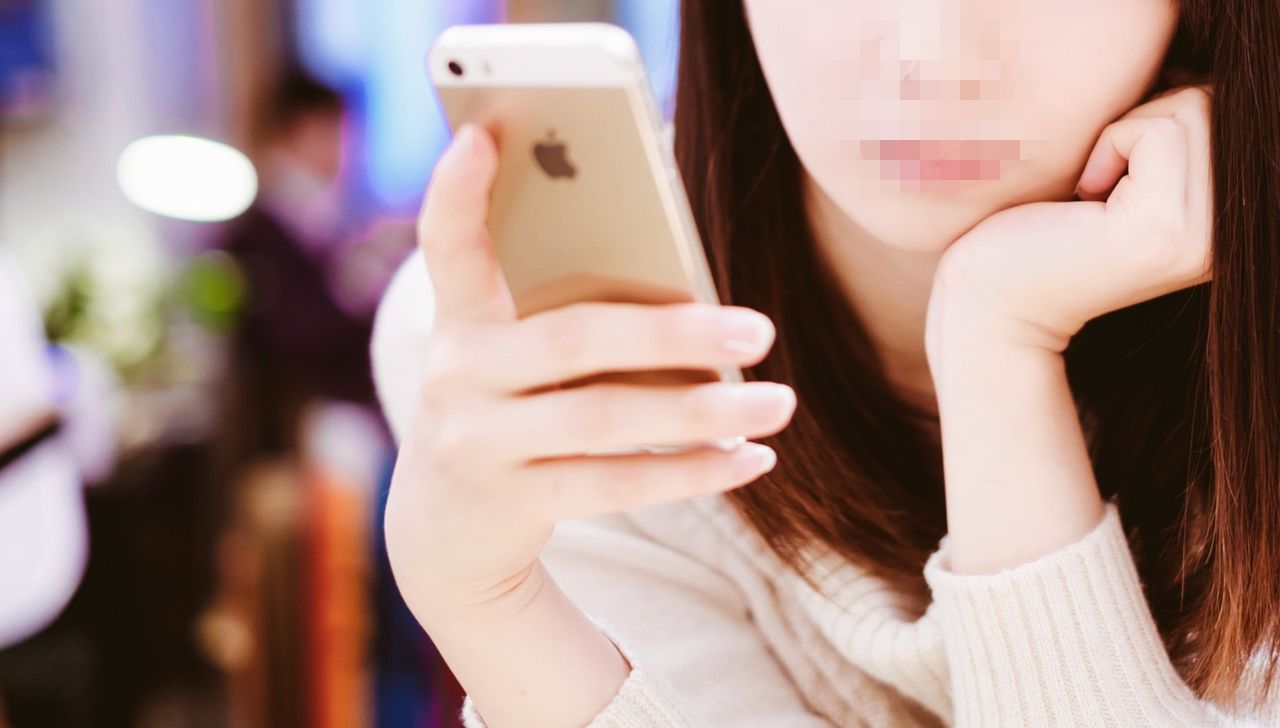 ▲寮國女子用假照片透過社群招攬性服務。（示意圖與本文無關／取自免費圖庫／PAKUTASO）