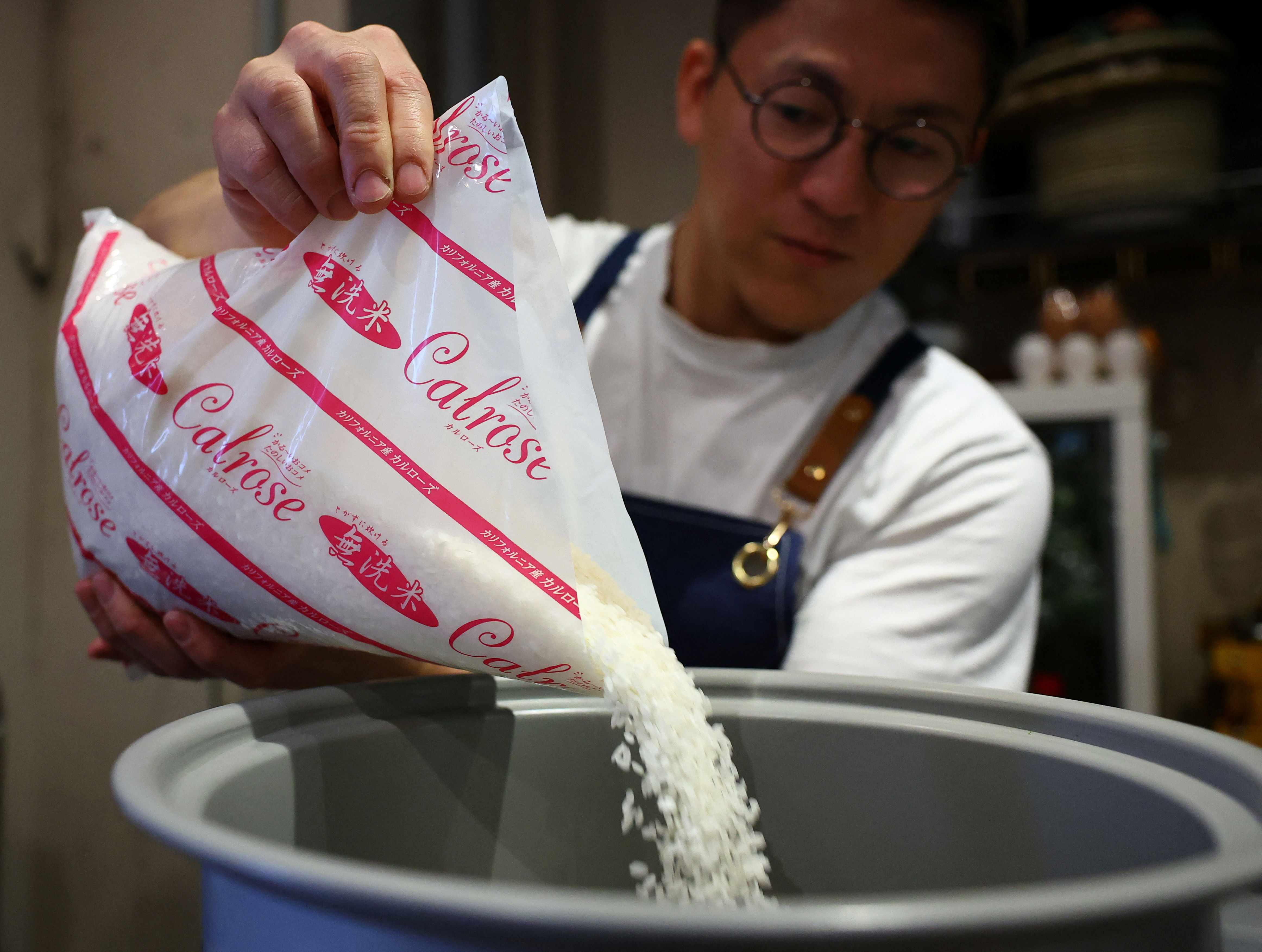 8190509-1 ▲▼日本東京餐廳老闆利用從美國加州進口的米煮飯。(圖/路透)