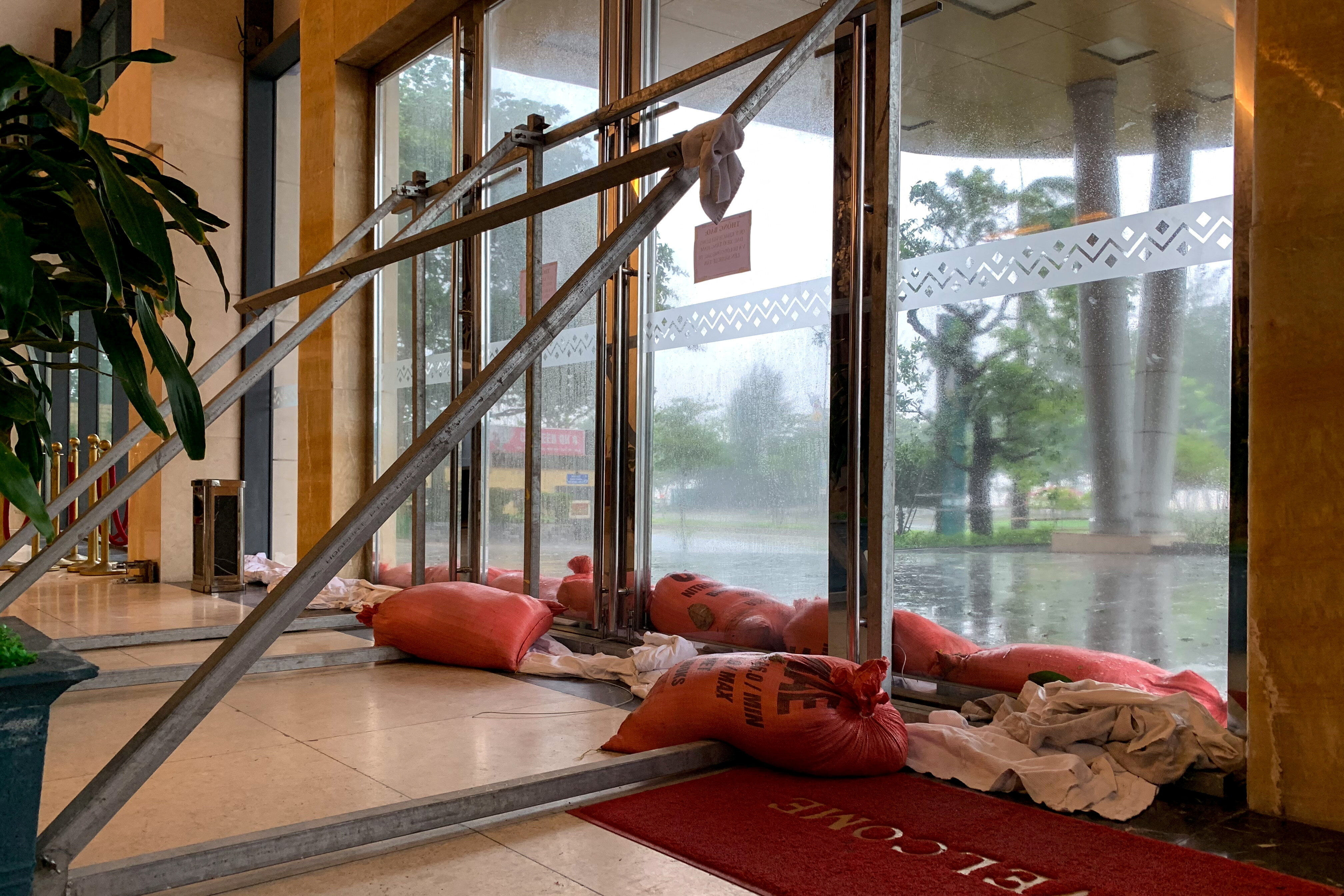 8371663-1 ▲▼ 劍魚颱風登陸越南 。(圖/路透)