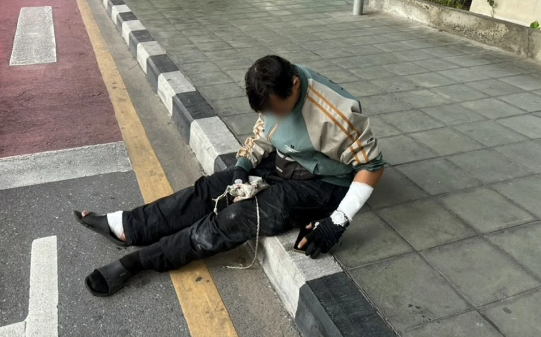 8373200-1 ▲▼曼谷騎士「打瞌睡」自撞護欄!女乘客噴飛墜橋 驚悚畫面曝。(圖/翻攝自The Thaiger)