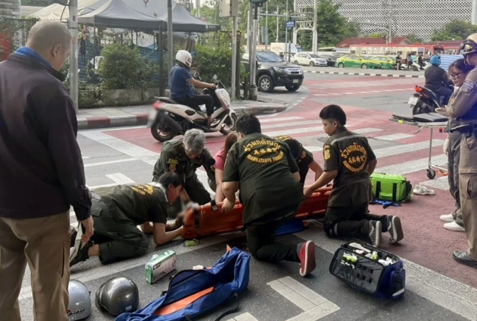 8373201-1 ▲▼曼谷騎士「打瞌睡」自撞護欄!女乘客噴飛墜橋 驚悚畫面曝。(圖/翻攝自The Thaiger)