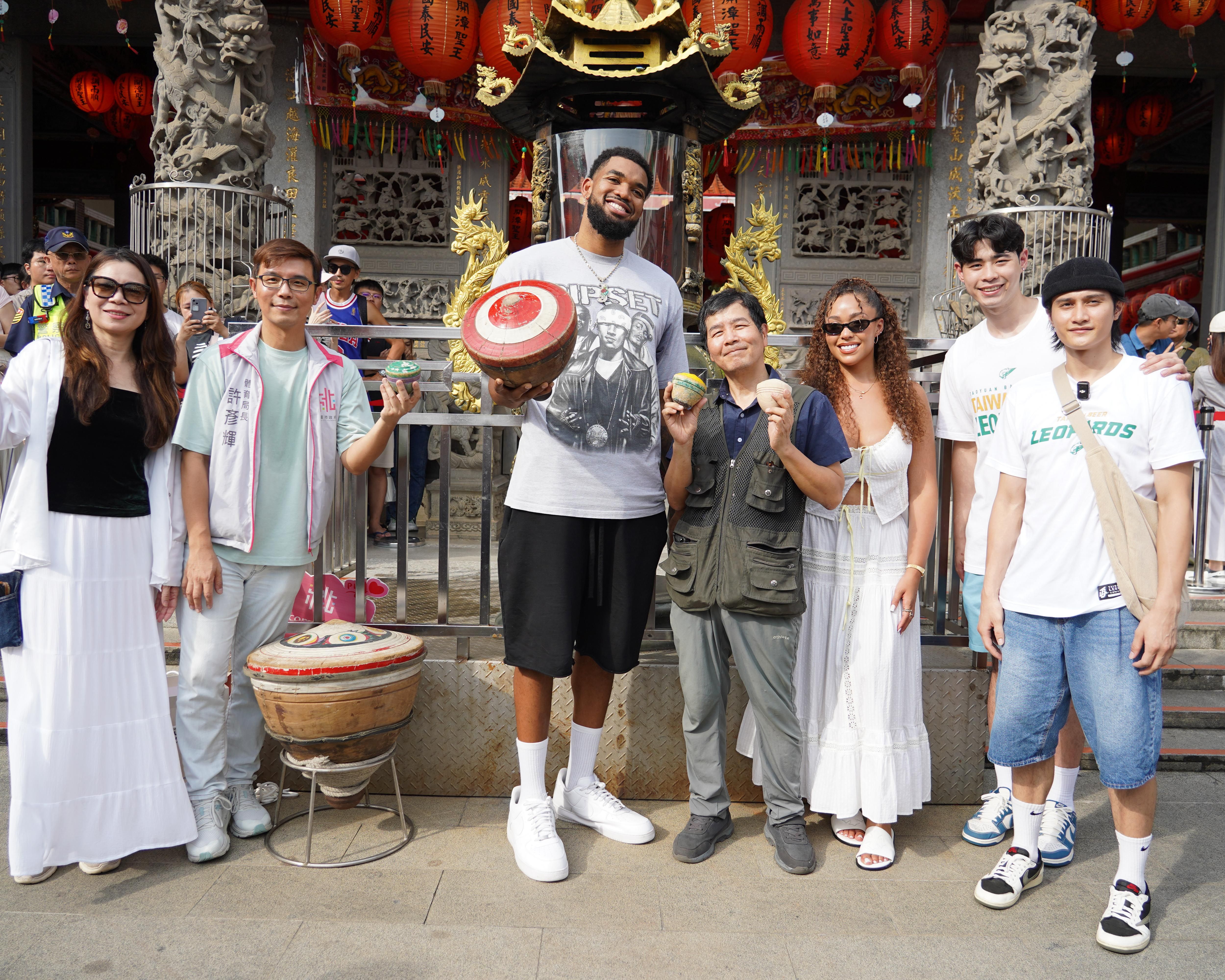 ▲▼NBA球星唐斯現身大溪老街，大啖豆乾、蘿蔔糕與百年油飯。（圖／桃園市政府提供）