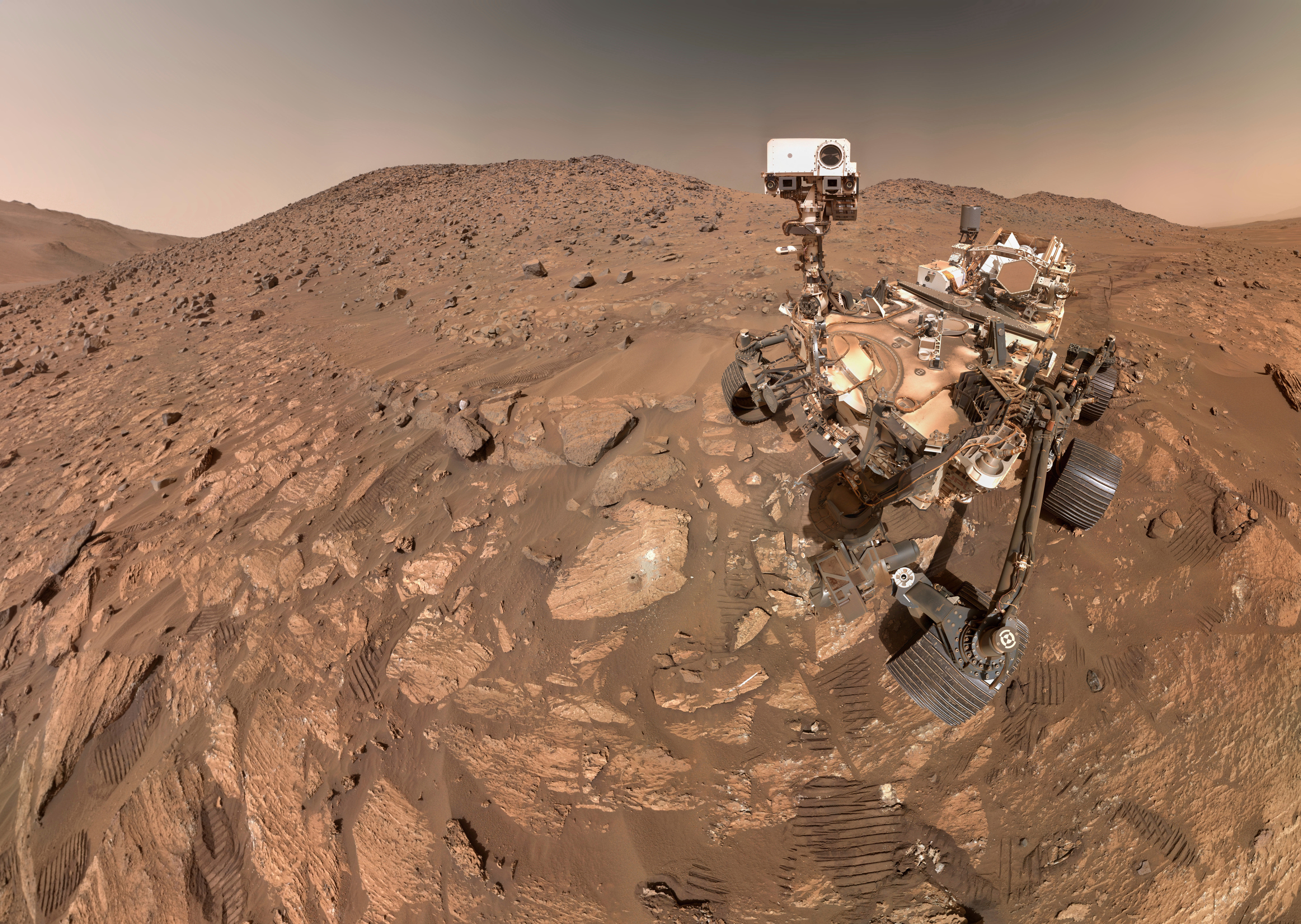 8394833-1 ▲▼美國NASA火星探測器在火星傑澤羅隕石坑的乾涸河道發現岩石,研判不排除有微生物等生命存在的可能。(圖/達志影像/美聯社)