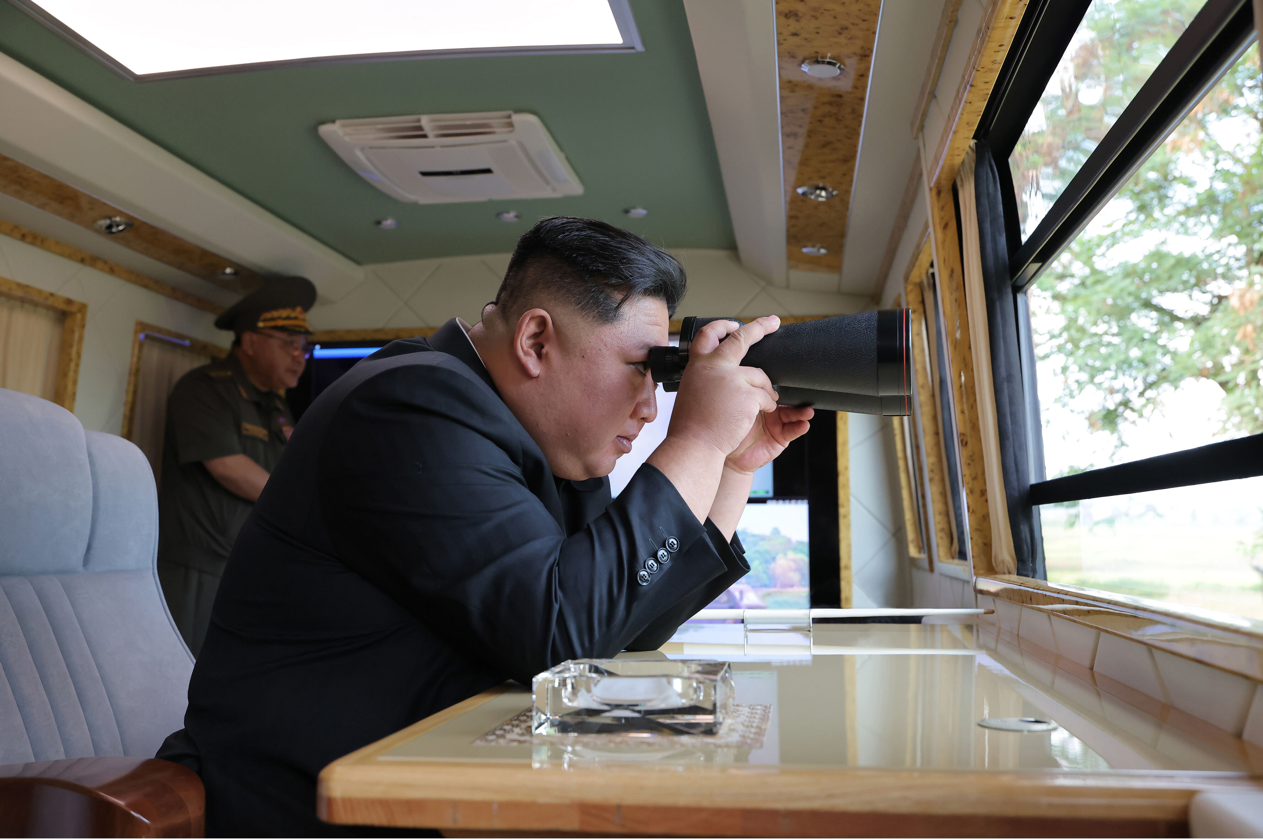 8399070-2 ▲▼北韓最高領導人金正恩前往國防科學院裝甲防禦武器研究所視察。(圖/達志影像)