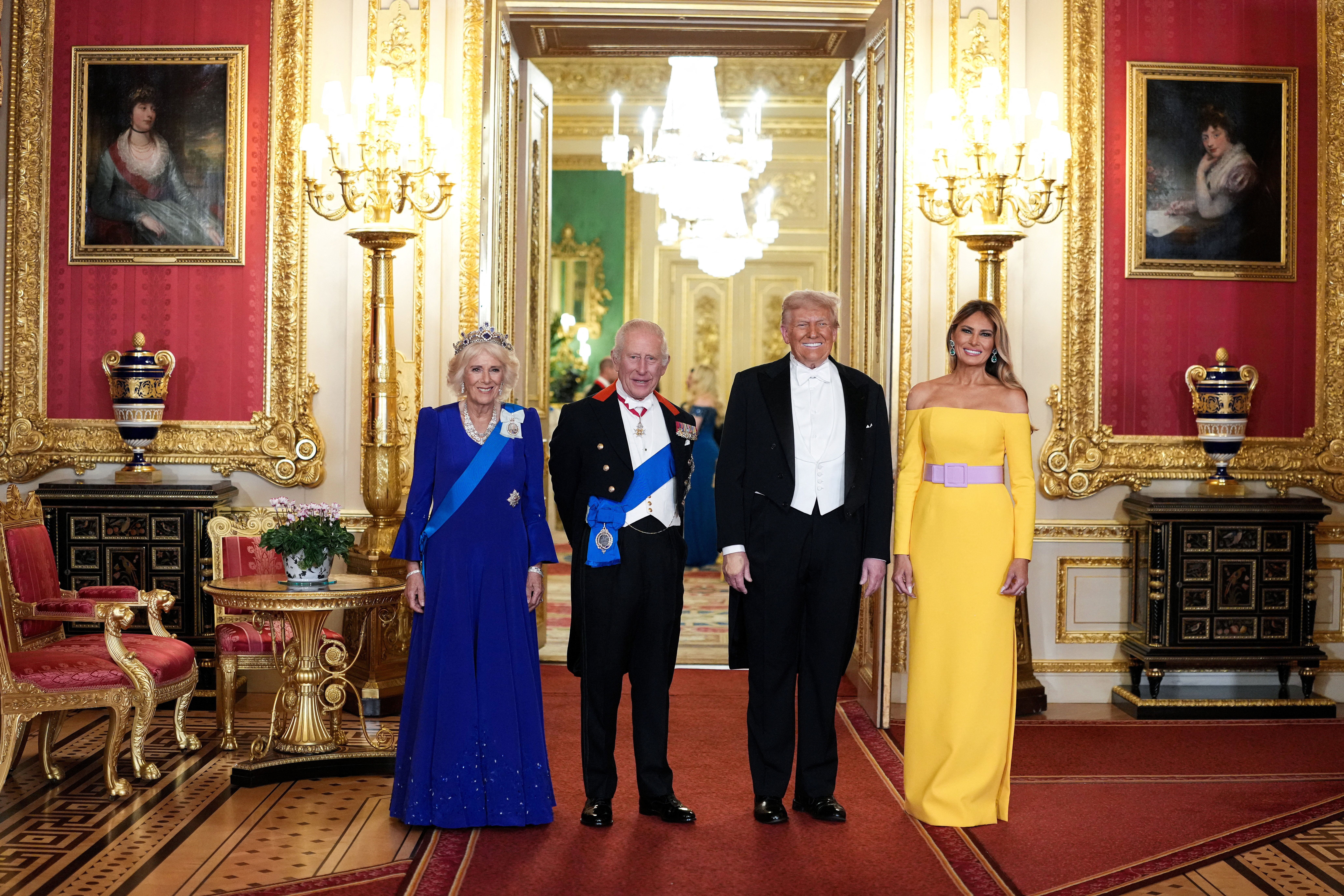 8405348-1 ▲▼美國總統川普與夫人梅蘭妮亞抵達英國溫莎城堡,與英王查爾斯三世、卡蜜拉王后合影。(圖/路透)