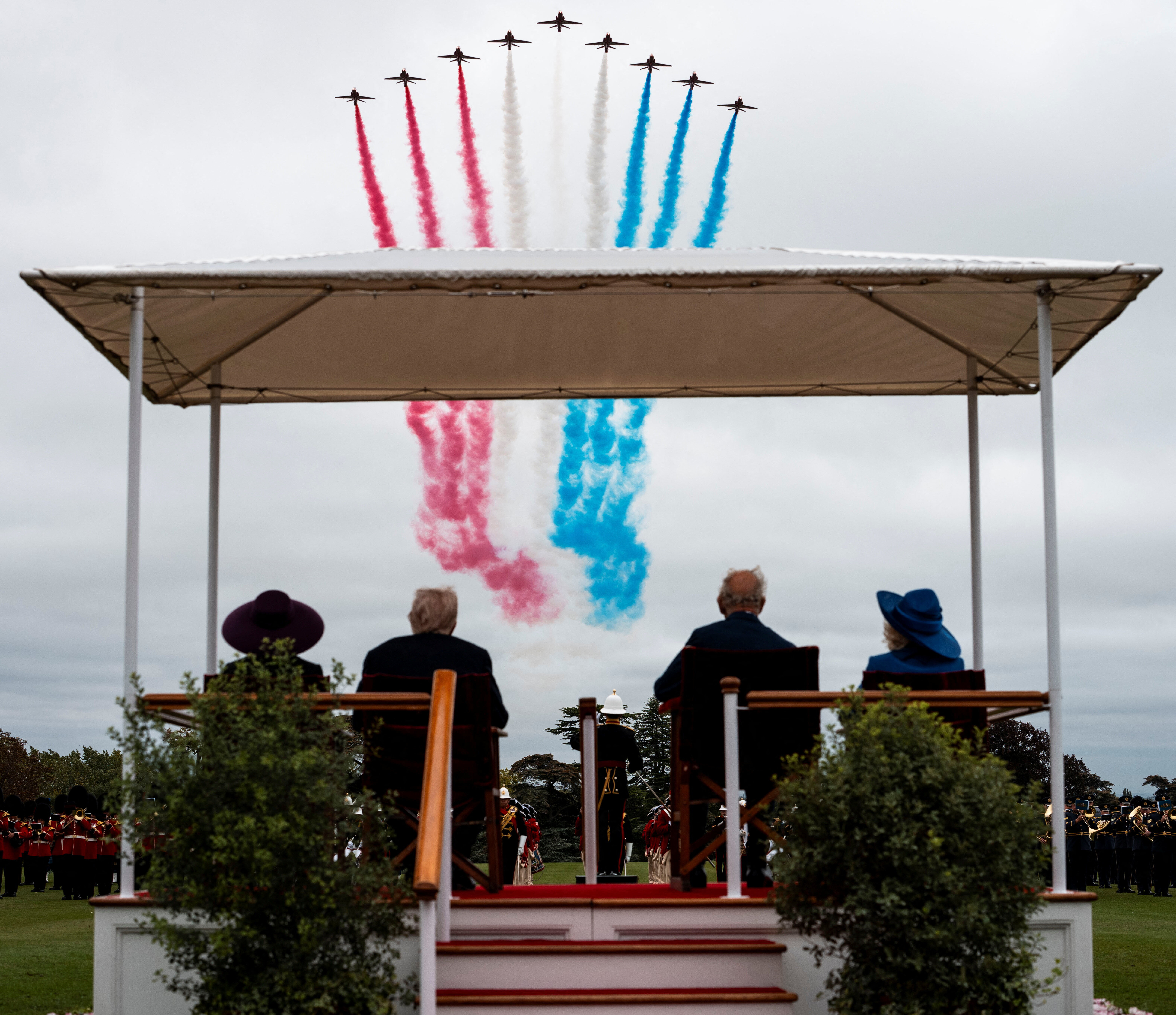 8405381-1 ▲▼英國首相施凱爾與川普共同觀賞紅箭飛行表演(Red Arrows)。(圖/路透)