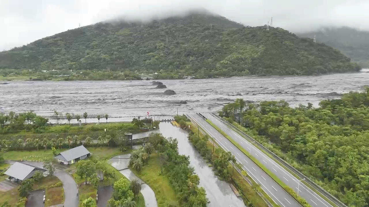 8414399-1 ▲▼馬太鞍溪上游堰塞湖壩頂溢流,馬太鞍溪橋空拍畫面曝光。(圖/農田水利會花蓮管理處提供)