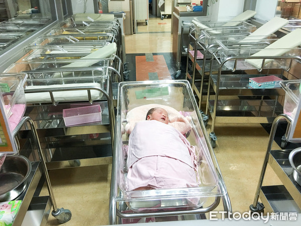 ▲▼新生兒,嬰兒,生產,嬰兒室,醫院,生育率,出生率,少子化,生育津貼,生育給付,育嬰假,育兒津貼,兒童,小孩,幼兒。（圖／記者李毓康攝）