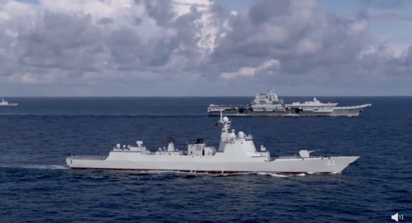 ▲山東艦艦隊編組,055型延安艦（106）,052D桂林艦（164）,901型補給艦查干湖艦（905）, 殲-15艦載機。（圖／翻攝央視軍事）
