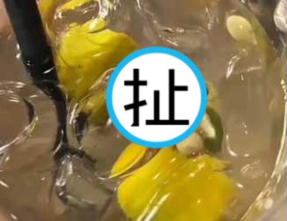 d8338589 女網友在青檸酸梅冰中發現一隻青蛙,影片曝光引起網友極度反感與憤怒。(翻攝自ig @duniaresepi)