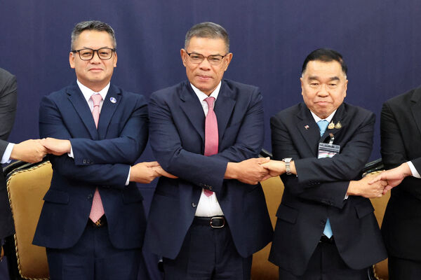 ▲▼  柬埔寨副總理兼國防部長狄西哈（Tea Seiha，左）、馬來西亞內政部長賽夫丁（Saifuddin Nasution Ismail，中）與泰國代理國防部長納塔蓬（Natthaphon Narkphanit，右）。（圖／路透）