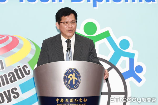 d8364190-1 ▲▼ 外交部 2025年「外交小尖兵訪問團」出訪授旗儀式 -林佳龍。(圖/記者黃克翔攝)