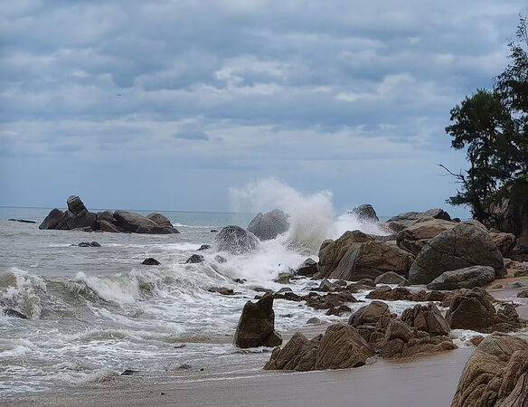 d8370391 ▲▼ 劍魚颱風來襲,海南省海洋預報台發布南海海浪II級警報(橘色)。(圖/VCG)