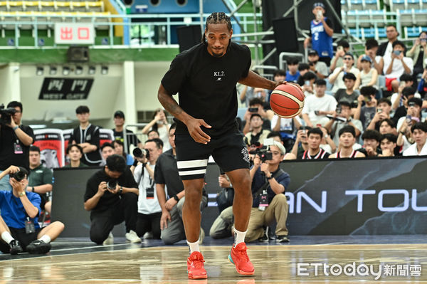 d8378813 ▲▼雷納德(Kawhi Leonard)現身桃園巨蛋。(圖/記者李毓康攝)