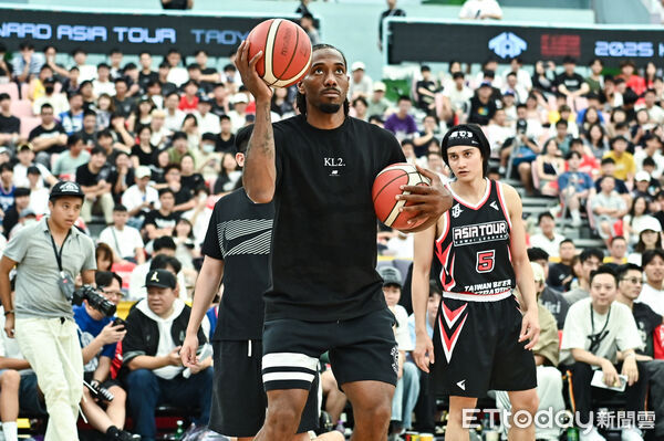 d8378864 ▲▼雷納德(Kawhi Leonard)現身桃園巨蛋。(圖/記者李毓康攝)