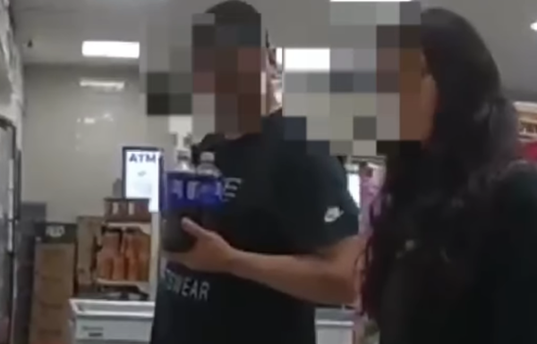 d8384375-1 女顧客偷比神秘手勢 超商店員發現「她在求救」報警救出受虐女。(圖/翻攝自Alhambra Police Department與X)