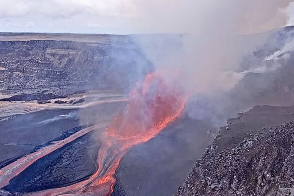 ▲▼ 夏威夷「幾勞亞火山」（Kilauea）2日噴發 。（圖／達志影像／美聯社）