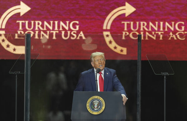 d8411585-1 ▲▼美國保守派評論員查理·柯克(Charlie Kirk)葬禮暨追悼會21日在亞利桑那州鳳凰城舉行。川普,艾瑞卡(Erika Kirk)(圖/達志影像/美聯社)
